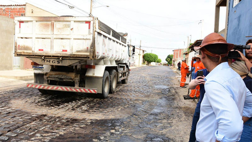 Imagem 1 -  Allyson vai iniciar mais três novas obras do Programa Mossoró Realiza nesta quarta, 20. As obras contemplam as áreas de saneamento e pavimentação asfáltica que irão beneficiar importantes regiões da cidade, e acontecerão na Avenida Alberto Maranhão, Avenida Benício Filho e Avenida General Péricles , na Ilha de Santa Luzia. “A cada obra que iniciamos e entregamos é um sentimento de gratidão em nosso coração, por poder proporcionar avanços para o nosso município e melhor qualidade de vida para o nosso povo. É mais um passo importante de um programa onde o principal objetivo é dar dignidade para a população mossoroense,” destacou o prefeito de Mossoró