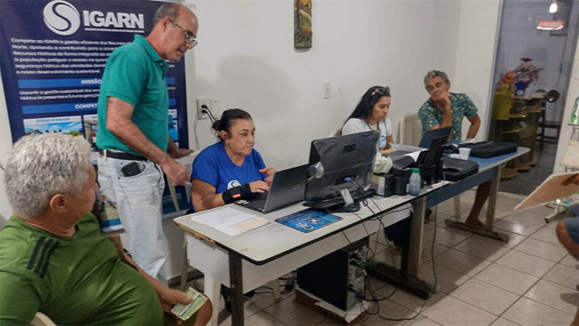 Imagem 1 -  Mais de 250 produtores de 5 municípios são regularizados em mutirão do Igarn Itinerante . O mutirão aconteceu de 12 a 15 de setembro, nos municípios de Carnaubais, Assu, Ipanguaçu, Alto do Rodrigues e Felipe Guerra. Ao todo, 254 produtores e irrigantes compareceram para buscar sua Outorga de Uso da Água ou Certificado de Uso Insignificante. Este também foi o primeiro Igarn Itinerante após o lançamento e operacionalização do novo Sistema Integrado de Gestão das Águas (Siga). 