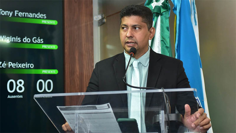 Imagem 1 -  Vereador Genilson Alves repudia lei que autoriza sacrifício de animais em Apodi. O parlamentar defendeu que o chefe do Executivo apodiense vete a proposta. Segundo Genilson, as discussões em prol da causa animal já comprovaram a senciência dos animais, ou seja, é comprovado que os animais possuem a capacidade de sentir, isso inclui estados e emoções positivos e/ou negativos. “O que me deixa mais triste é o projeto ser aprovado por unanimidade. Não sou um ativista, mas todas as ações relacionadas à causa animal têm minha digital a favor desse ser tão importante, que traz muitas felicidades e contribui muito com a cidade de Mossoró”, afirmou Genilson. 