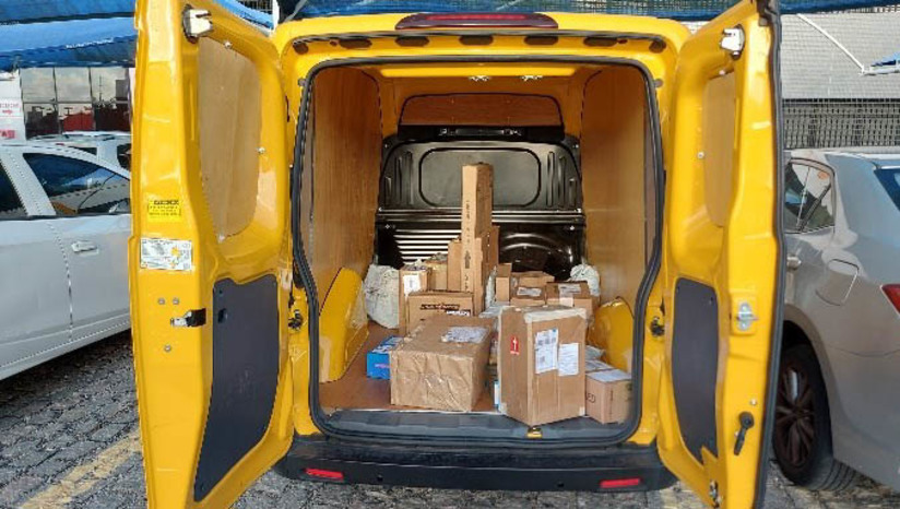 Imagem 1 - PF cumpre mandado de prisão contra suspeito de roubo de veículo dos Correios com encomendas. O crime aconteceu no dia 24 de julho de 2023. O veículo com as mercadorias foi recuperado no mesmo dia, na cidade de Esperança. Já a prisão do suspeito foi realizada na tarde da quinta-feira (14), mas só foi divulgada pela PF nesta quarta-feira (20). O mandado, expedido pela Justiça Federal do Rio Grande do Norte, foi cumprido na Penitenciária Estadual de Parnamirim/RN, pois o suspeito já se encontrava preso em razão de flagrante – convertido em prisão preventiva, por outro crime de roubo majorado (concurso de pessoas), dessa vez contra um motorista de aplicativo e um casal. Imagem 1 - PF cumpre mandado de prisão contra suspeito de roubo de veículo dos Correios com encomendas. O crime aconteceu no dia 24 de julho de 2023. O veículo com as mercadorias foi recuperado no mesmo dia, na cidade de Esperança. Já a prisão do suspeito foi realizada na tarde da quinta-feira (14), mas só foi divulgada pela PF nesta quarta-feira (20). O mandado, expedido pela Justiça Federal do Rio Grande do Norte, foi cumprido na Penitenciária Estadual de Parnamirim/RN, pois o suspeito já se encontrava preso em razão de flagrante – convertido em prisão preventiva, por outro crime de roubo majorado (concurso de pessoas), dessa vez contra um motorista de aplicativo e um casal.
