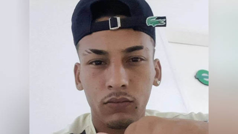 Imagem 1 - Jovem de 21 anos é assassinado a tiros em frente a própria casa, em Luís Gomes. O crime aconteceu na noite desta terça-feira (19), no conjunto Sol Nascente. De acordo com informações do delegado Hércules Freitas, a vítima, identificada como Rian Vieira Honorato, de 21 anos, estava na rua, quando dois suspeitos se aproximaram e efetuaram vários disparos contra ela. Rian ainda tentou correr, mas acabou caindo sem vida em via pública. A polícia civil vai investigar a motivação e autoria do crime. Imagem 1 - Jovem de 21 anos é assassinado a tiros em frente a própria casa, em Luís Gomes. O crime aconteceu na noite desta terça-feira (19), no conjunto Sol Nascente. De acordo com informações do delegado Hércules Freitas, a vítima, identificada como Rian Vieira Honorato, de 21 anos, estava na rua, quando dois suspeitos se aproximaram e efetuaram vários disparos contra ela. Rian ainda tentou correr, mas acabou caindo sem vida em via pública. A polícia civil vai investigar a motivação e autoria do crime.