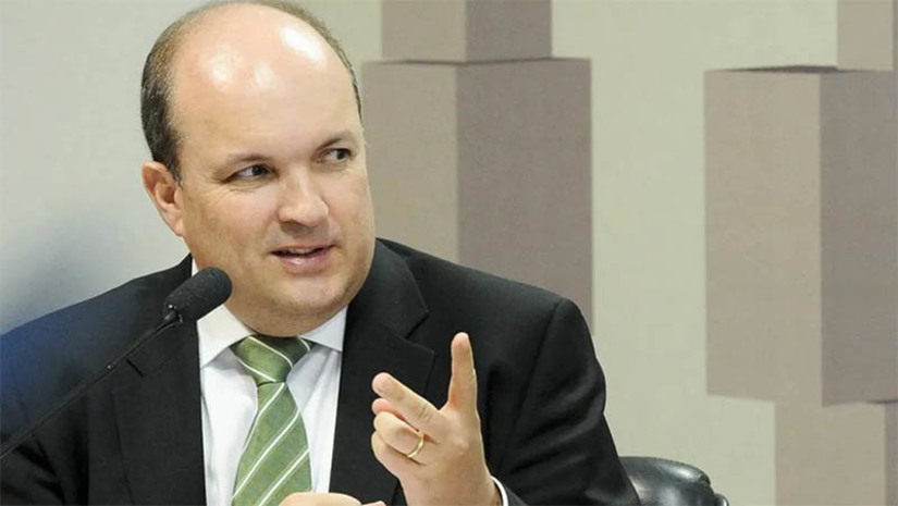 Imagem 1 -  [COLUNA ESPLANADA] A balança está pendendo para o subprocurador Antônio Carlos Bigonha na acirrada disputa à sucessão do comando da Procuradoria-Geral da República. Conforme registrado pela Coluna, Augusto Aras está limpando as gavetas e se despede do contraditório mandato em cinco dias. O presidente Lula tem ouvido ponderações de caciques históricos do PT sobre o perfil “discreto” e a posição contundente e crítica de Bigonha à Lava Jato. Outras atuações do subprocurador são mencionadas a Lula pelos “lobistas” progressistas, como posicionamento contra o marco temporal para demarcação de terras indígenas e a defesa de vítimas da Ditadura Militar. Mas é pouco provável que o presidente anuncie o novo PGR antes da saída de Aras. A cadeira será esquentada por alguns dias – não muitos – pela subprocuradora-geral da República, Elizeta Maria de Paiva Ramos.