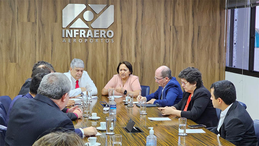 Imagem 1 -  Gestão do aeroporto de Mossoró será transferida para a Infraero em 28 de setembro. A governadora Fátima Bezerra anunciou a transferência de outorga do Governo do Estado para a estatal nesta quarta-feira (20), em Brasília. O ministro de Portos e Aeroportos, Silvio Filho, virá ao Rio Grande do Norte para a solenidade de assinatura, que acontece na semana em que o Governo do Estado transfere a sede para Mossoró. “Tudo se encaminhando para trazer mais desenvolvimento e turismo para o Rio Grande do Norte”, afirmou a chefe do executivo estadual. 