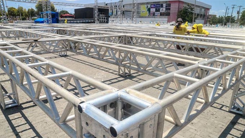 Imagem 1 - A estrutura começa a ganhar forma. O projeto prevê um palco de grande porte, além de área de apoio, com pavilhão de camarins, e uma housemix para mixagem de som. Todo trabalho é desenvolvido de forma a garantir condições para as atividades artísticas que vão abrilhantar o evento. O espetáculo “Auto da Liberdade 2023” acontecerá nos dias 27, 28 e 29 deste mês. Imagem 1 - A estrutura começa a ganhar forma. O projeto prevê um palco de grande porte, além de área de apoio, com pavilhão de camarins, e uma housemix para mixagem de som. Todo trabalho é desenvolvido de forma a garantir condições para as atividades artísticas que vão abrilhantar o evento. O espetáculo “Auto da Liberdade 2023” acontecerá nos dias 27, 28 e 29 deste mês.