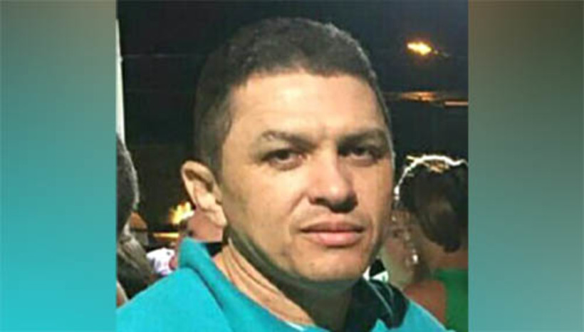 Imagem 1 - Ex-presidente da Câmara de Grossos é preso por estupro vulnerável, em Mossoró. A prisão de Alexander Manoel de Paiva, de 49 anos, aconteceu nesta terça-feira (19), na região Norte de Mossoró. O crime ocorreu no ano de 2017. O ex-vereador foi condenado ao cumprimento de uma pena de 9 anos, 7 meses e 6 dias de prisão por estupro de vulnerável contra uma menina de 12 anos. A ordem de prisão foi cumprida pelos policiais da Delegacia da Mulher e também da Especializada na Proteção da Criança e do Adolescente de Mossoró. Imagem 1 - Ex-presidente da Câmara de Grossos é preso por estupro vulnerável, em Mossoró. A prisão de Alexander Manoel de Paiva, de 49 anos, aconteceu nesta terça-feira (19), na região Norte de Mossoró. O crime ocorreu no ano de 2017. O ex-vereador foi condenado ao cumprimento de uma pena de 9 anos, 7 meses e 6 dias de prisão por estupro de vulnerável contra uma menina de 12 anos. A ordem de prisão foi cumprida pelos policiais da Delegacia da Mulher e também da Especializada na Proteção da Criança e do Adolescente de Mossoró.