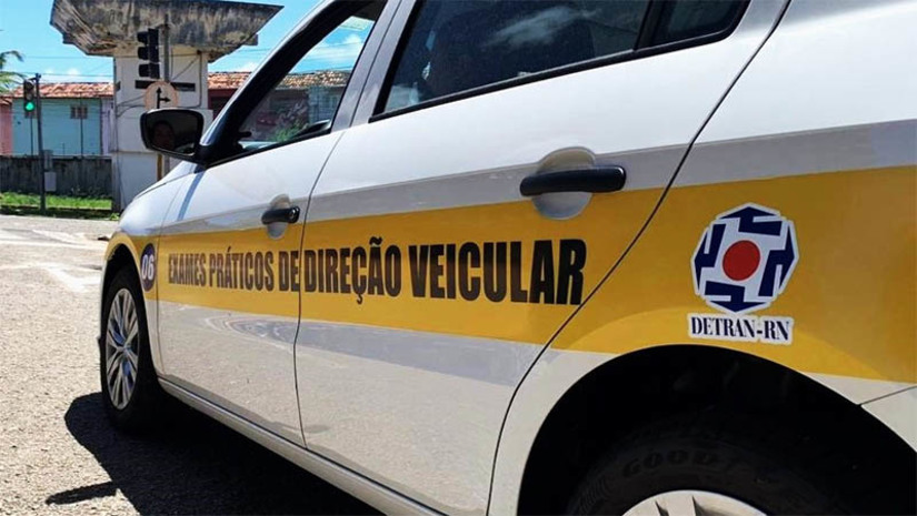 Imagem 1 -  "Operação Habilis Facilis": servidores do Detran/RN são afastados corrupção e falsificação de dados. A operação foi deflagrada nesta sexta-feira (22), pelo Departamento de Combate a Corrupção e Lavagem de Dinheiro (DECCOR-LD) da Polícia Civil. O objetivo foi investigar fraudes nos exames para emissão da Carteira Nacional de Habilitação, no Departamento Estadual de Trânsito (DETRAN/RN). A operação resultou no cumprimento de 13 mandados de busca e apreensão contra servidores do órgão, despachantes e atravessadores. Foi ainda determinado pela Justiça o afastamento do cargo público de 6 examinadores e a restrição de acesso às imediações do Detran de mais 5 pessoas, pelo risco de cometimento de mais crimes. Os mandados de busca e apreensão foram cumpridos nas cidades de Natal, Parnamirim, Vera Cruz e Macaíba, no RN, além de Nova Iguaçu e Rio de Janeiro, ambas no RJ.