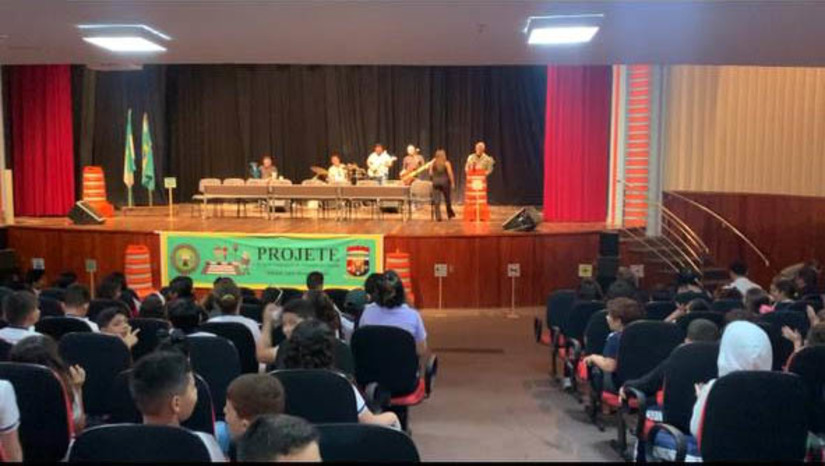 Imagem 1 - 410 crianças de escolas públicas participam de formatura do Projeto de Educação de Trânsito da PM. O Projete, idealizado há dez anos, ensina crianças de escolas públicas estaduais e municipais sobre as normas da legislação de trânsito, visando formar cidadãos conscientes e futuros condutores que tenham respeito e promovam a paz no trânsito. A formatura das turmas 2023 aconteceu nesta sexta-feira (22), no Teatro Lauro Monte Filho, em Mossoró. Imagem 1 - 410 crianças de escolas públicas participam de formatura do Projeto de Educação de Trânsito da PM. O Projete, idealizado há dez anos, ensina crianças de escolas públicas estaduais e municipais sobre as normas da legislação de trânsito, visando formar cidadãos conscientes e futuros condutores que tenham respeito e promovam a paz no trânsito. A formatura das turmas 2023 aconteceu nesta sexta-feira (22), no Teatro Lauro Monte Filho, em Mossoró.