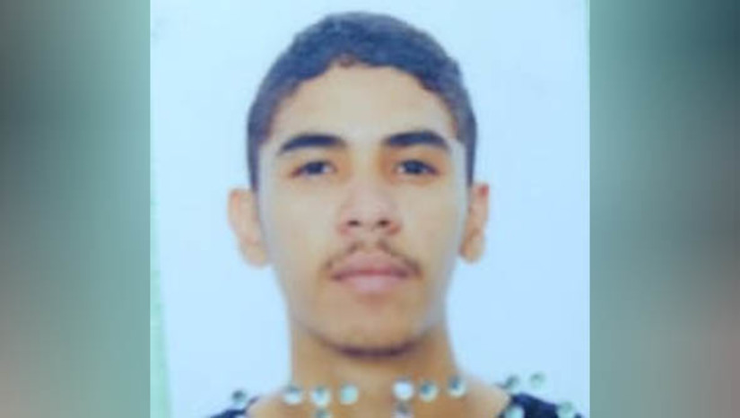 Imagem 1 - Preso de justiça é assassinado a tiros no conjunto Jardim das Palmeiras, em Mossoró. O crime aconteceu no final da noite desta quinta-feira (21). Gledson Klebson Barbosa da Silva, de 21 anos, foi perseguido e morto dentro de uma residência, na qual entrou para tentar escapar do atirador. De acordo com informações do delegado Roberto Moura, a vítima morava distante cerca de 50 metros do local onde o crime aconteceu. Até o momento, sabe-se que ele respondia no regime semiaberto, monitorado por tornozeleira eletrônica, ao crime de roubo, mas ainda não é possível dizer se este fato teria ligação com sua morte. Imagem 1 - Preso de justiça é assassinado a tiros no conjunto Jardim das Palmeiras, em Mossoró. O crime aconteceu no final da noite desta quinta-feira (21). Gledson Klebson Barbosa da Silva, de 21 anos, foi perseguido e morto dentro de uma residência, na qual entrou para tentar escapar do atirador. De acordo com informações do delegado Roberto Moura, a vítima morava distante cerca de 50 metros do local onde o crime aconteceu. Até o momento, sabe-se que ele respondia no regime semiaberto, monitorado por tornozeleira eletrônica, ao crime de roubo, mas ainda não é possível dizer se este fato teria ligação com sua morte.