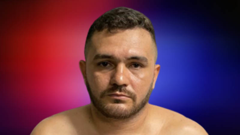 Imagem 1 -  Investigado por envolvimento em ações de roubo a banco é preso em Mossoró. Wellington Duarte Correia, conhecido como “Juca”, de 28 anos, foi preso na sexta-feira (22), no Alto de São Manoel, pelo crime de posse irregular de arma de fogo e munição de uso permitido. Na residência do suspeito, foram encontrados diversas munições, um revólver calibre 38 e uma espingarda calibre 12. Na ocasião, também foram cumpridos mandados de prisão por associação criminosa, por receptação e por posse de munição e arma de fogo.