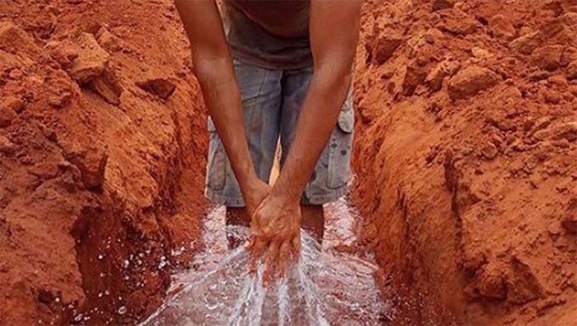 Imagem 1 - O trabalho consiste na retirada e instalação de bombas dos poços. Na última segunda-feira (18), a equipe retirou a bomba do poço do PA Santa Rita de Cássia para conserto. A peça foi instalada na última quinta-feira (21). O abastecimento na comunidade está normalizado. Na semana passada a equipe também realizou serviço de manutenção na adutora Carmo/Sussuarana. O trabalho foi realizado no dia 19. Foram trocados 5 metros de canos e ajustes de solda. Também no mesmo dia a Seadru concluiu o serviço na adutora de Barreira Vermelha. Ela está funcionando normalmente. Imagem 1 - O trabalho consiste na retirada e instalação de bombas dos poços. Na última segunda-feira (18), a equipe retirou a bomba do poço do PA Santa Rita de Cássia para conserto. A peça foi instalada na última quinta-feira (21). O abastecimento na comunidade está normalizado. Na semana passada a equipe também realizou serviço de manutenção na adutora Carmo/Sussuarana. O trabalho foi realizado no dia 19. Foram trocados 5 metros de canos e ajustes de solda. Também no mesmo dia a Seadru concluiu o serviço na adutora de Barreira Vermelha. Ela está funcionando normalmente.