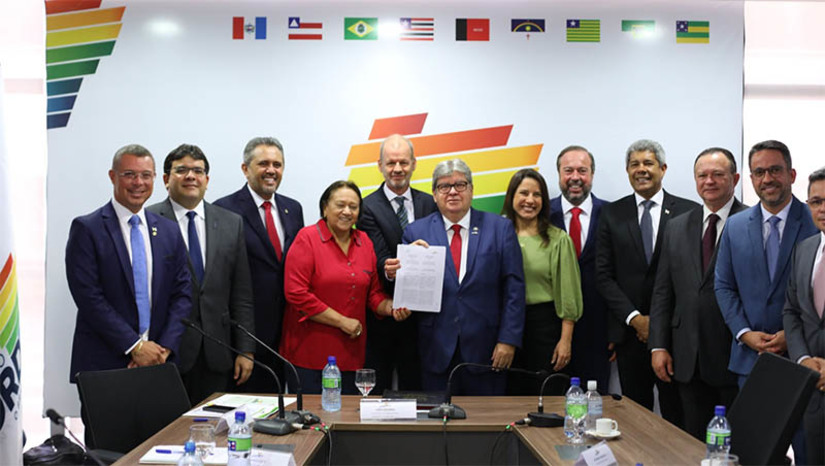 Imagem 1 -  Governadores firmam parceria com Banco Mundial para estimular desenvolvimento do Nordeste. Termo de Cooperação assinado pela governadora Fátima Bezerra e demais governadores da região, nesta segunda-feira (25), em Brasília, garante projetos relacionados a hidrogênio verde e a preservação da Caatinga, além de projetos de energia solar, água e saneamento. “Precisamos celebrar este momento de reconhecimento do imenso potencial da nossa região para a produção de energia limpa para avançar, ainda mais, na expansão das energias renováveis tendo como foco a energia Offshore e Polo de Indústria Verde”, ressaltou a governadora Fátima Bezerra.
