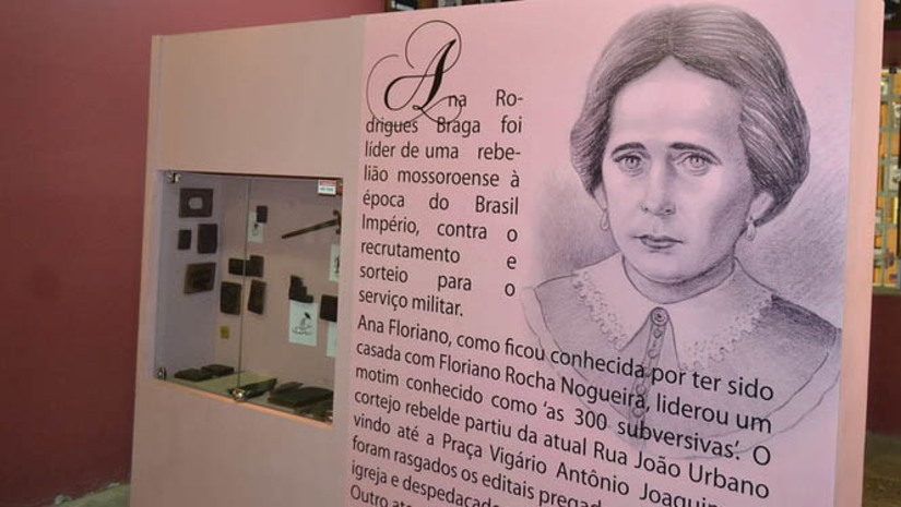 Imagem 1 -  “Conte aí, professor!”: Tales Augusto explica o que foi o Motim das Mulheres. Neste primeiro episódio do quadro “Conte aí, professor!”, o professor Tales explica para a gente quem foi Ana Floriano e como ela liderou 300 mulheres a se rebelarem contra o alistamento militar que poderia levar seus filhos e maridos para uma nova guerra.