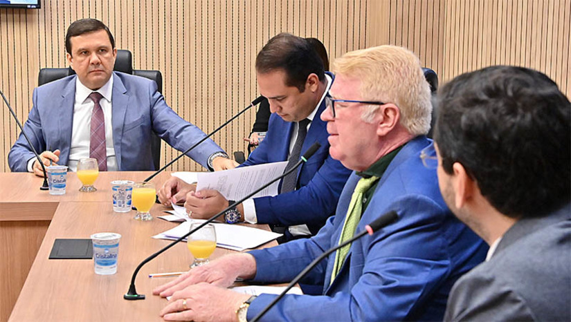 Imagem 1 -  PL que proíbe uso de smartphones em salas de aula é aprovado na ALRN. O propositor da matéria, deputado Hermano Morais (PV), destacou a conclusão de um relatório global produzido pela Organização das Nações Unidas para a Educação, a Ciência e a Cultura (Unesco) acerca dos efeitos do uso  excessivo do celular no desempenho educacional e na estabilidade emocional de crianças e adolescentes.
