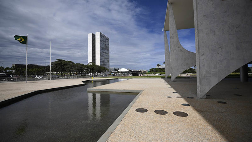Imagem 1 -  [COLUNA ESPLANADA] Ao passo que tenta azeitar a relação com deputados e ampliar a base aliada na Câmara cedendo cargos e espaços na Esplanada, o Palácio do Planalto acumula derrotas, atrasos e tropeços no Senado Federal, onde conta com caciques e líderes experientes. A oposição sobrepõe-se nas comissões, como na aprovação - com folga de votos - do marco temporal na CRA (Comissão de Agricultura e Reforma Agrária). Persiste ainda a dificuldade do Governo em agilizar a tramitação de Medidas Provisórias. Hoje, o ministro da Fazenda, Fernando Haddad, terá que assumir a articulação e alinhar com o relator, senador Rodrigo Cunha (Podemos-AL), a votação da MP que instituiu o Programa Nacional de Renegociação de Dívidas de Pessoas Físicas Inadimplentes (Desenrola Brasil). A medida vence no início da próxima semana.