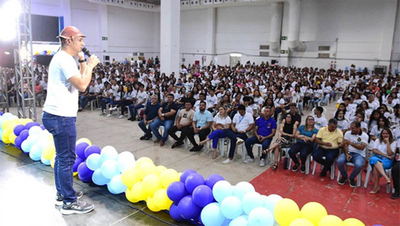 Imagem 1 - Abertura de contas do “Jovem do Futuro” é concluída; pais precisam ir à Caixa regularizar. Os adolescentes, com idade até 16 anos, que estão participando do programa, precisam que os pais ou responsáveis compareçam até a agência da Caixa para assinar uma autorização e poder assim realizar a movimentação bancária. Uma exigência do Banco Central. Os responsáveis legais e os jovens beneficiários menores foram convocados por meio de mensagens no WhatsApp a comparecerem à agência da Caixa, localizada na rua Coronel Gurgel, 406, Centro, entre os dias 27 e 29 de setembro, a partir das 9h, com a seguinte documentação: Registro Geral (RG), Cadastro de Pessoas Físicas (CPF) e o contato de celular atual. Imagem 1 - Abertura de contas do “Jovem do Futuro” é concluída; pais precisam ir à Caixa regularizar. Os adolescentes, com idade até 16 anos, que estão participando do programa, precisam que os pais ou responsáveis compareçam até a agência da Caixa para assinar uma autorização e poder assim realizar a movimentação bancária. Uma exigência do Banco Central. Os responsáveis legais e os jovens beneficiários menores foram convocados por meio de mensagens no WhatsApp a comparecerem à agência da Caixa, localizada na rua Coronel Gurgel, 406, Centro, entre os dias 27 e 29 de setembro, a partir das 9h, com a seguinte documentação: Registro Geral (RG), Cadastro de Pessoas Físicas (CPF) e o contato de celular atual.