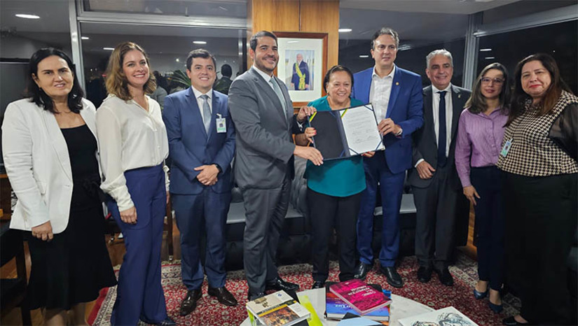 Imagem 1 - RN vai receber R$ 593 milhões da União para investimentos em educação no estado. A quantia é referente ao encerramento de litígios relacionados ao antigo Fundo de Manutenção e de Desenvolvimento do Ensino Fundamental e de Valorização do Magistério (Fundef). O acordo foi selado nesta terça-feira (26), com a Advocacia-Geral da União (AGU). O termo de conciliação firmado com o Rio Grande do Norte representa um importante marco na resolução dessas disputas judiciais que se arrastam há mais de duas décadas. Imagem 1 - RN vai receber R$ 593 milhões da União para investimentos em educação no estado. A quantia é referente ao encerramento de litígios relacionados ao antigo Fundo de Manutenção e de Desenvolvimento do Ensino Fundamental e de Valorização do Magistério (Fundef). O acordo foi selado nesta terça-feira (26), com a Advocacia-Geral da União (AGU). O termo de conciliação firmado com o Rio Grande do Norte representa um importante marco na resolução dessas disputas judiciais que se arrastam há mais de duas décadas.
