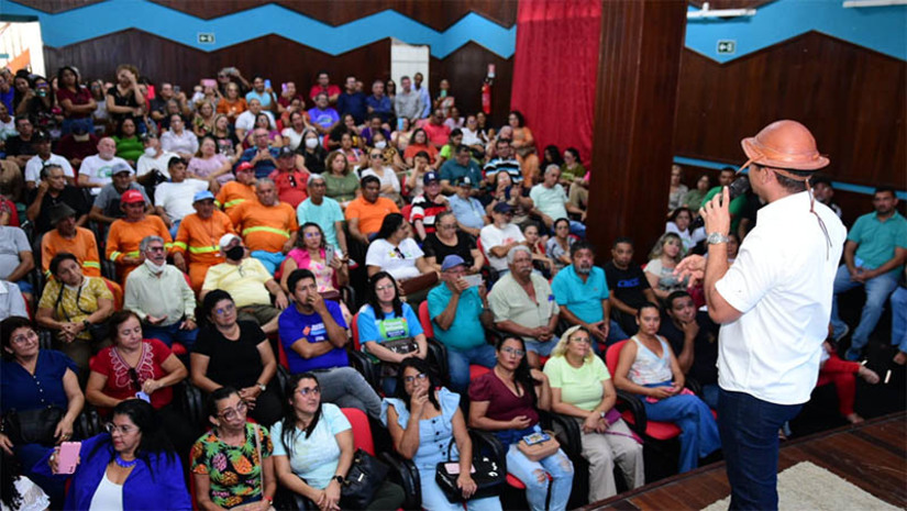 Imagem 1 -  Novo Plano de Cargos, Carreiras e Remuneração dos servidores gerais de Mossoró é anunciado. Os servidores foram reunidos na manhã desta quarta-feira (27), no auditório da Estação das Artes, para ouvirem as novidades. “Os avanços anunciados aqui hoje só foram possíveis graças ao conjunto de reuniões que tivemos com dezenas de servidores gerais pessoalmente no Palácio da Resistência e nas secretarias, fortalecendo nosso diálogo", afirmou o gestor. Entre os destaques do projeto de lei está a garantia de até 70% de reajuste para os servidores gerais.