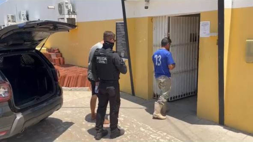Imagem 1 - "Operação Impacto": polícia civil combate crimes de homicídio, roubo e tráfico de drogas no alto oeste do RN. A operação, deflagrada nesta quarta-feira (27) pela 77ª Delegacia de Polícia Civil (DP de Luís Gomes) resultou no cumprimento de 10 mandados de busca e apreensão e um mandado de prisão temporária de um homem suspeito de ter matado Mário Alves de Freitas, de 27 anos, no dia 3 de junho deste ano, no município de José da Penha. Um segundo homem foi preso em flagrante no município de Paraná. Ele estava na posse de 256 pinos de cocaína, parte de um tablete de maconha, porções de crack, dinheiro fracionado e uma munição. Imagem 1 - "Operação Impacto": polícia civil combate crimes de homicídio, roubo e tráfico de drogas no alto oeste do RN. A operação, deflagrada nesta quarta-feira (27) pela 77ª Delegacia de Polícia Civil (DP de Luís Gomes) resultou no cumprimento de 10 mandados de busca e apreensão e um mandado de prisão temporária de um homem suspeito de ter matado Mário Alves de Freitas, de 27 anos, no dia 3 de junho deste ano, no município de José da Penha. Um segundo homem foi preso em flagrante no município de Paraná. Ele estava na posse de 256 pinos de cocaína, parte de um tablete de maconha, porções de crack, dinheiro fracionado e uma munição.