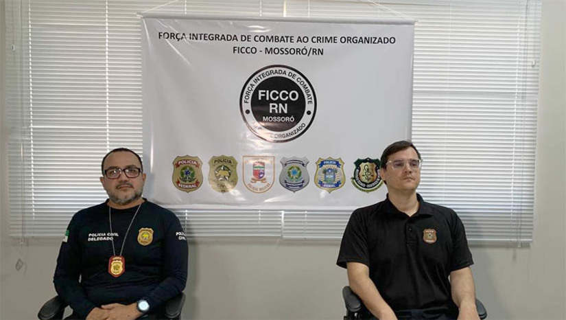 Imagem 1 -  Operação para desarticular braço financeiro de organização criminosa prende 8 suspeitos em Mossoró e Natal. O objetivo da "Operação Cash”, deflagrada na manhã desta quinta-feira (28), foi a desarticulação de um esquema de lavagem de dinheiro e de arrecadação relacionado a uma organização criminosa com atuação dentro e fora dos presídios do RN. De acordo com as investigações, “mensalidades” e o pagamento por “franquias” eram realizados por integrantes da organização criminosa e por pontos de vendas de entorpecentes. Em troca, proteção era conferida aos integrantes e a prática de atividades ilícitas, como o tráfico de drogas, era permitida. As estimativas apontam para uma movimentação de aproximadamente R$ 4 milhões de reais pelo esquema criminoso. 