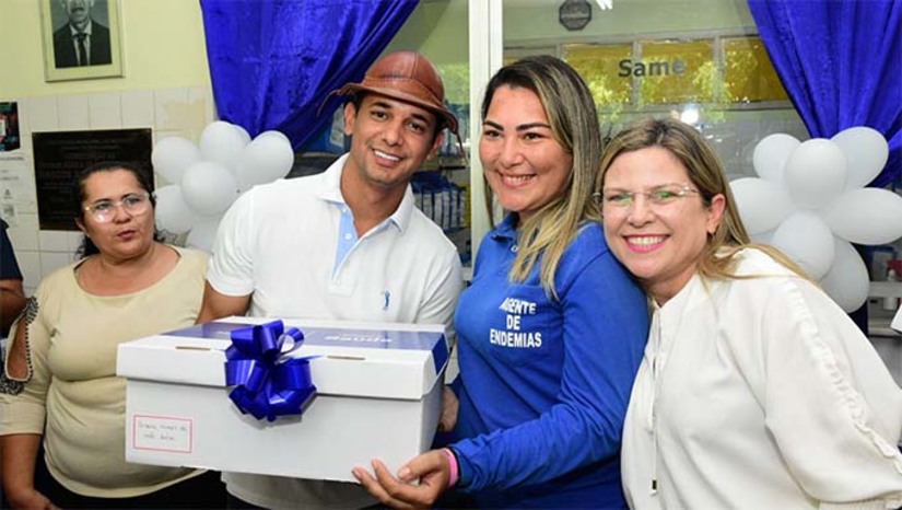 Imagem 1 - A entrega dos materiais aconteceu na Unidade Básica de Saúde Marcos Raimundo da Costa, no bairro Belo Horizonte, zona Sul da cidade. São aproximadamente 550 kits destinados aos profissionais da saúde contemplados com os importantes investimentos da gestão pública municipal. A iniciativa reflete a valorização e compromisso da Prefeitura com os servidores públicos do nosso município. Imagem 1 - A entrega dos materiais aconteceu na Unidade Básica de Saúde Marcos Raimundo da Costa, no bairro Belo Horizonte, zona Sul da cidade. São aproximadamente 550 kits destinados aos profissionais da saúde contemplados com os importantes investimentos da gestão pública municipal. A iniciativa reflete a valorização e compromisso da Prefeitura com os servidores públicos do nosso município.