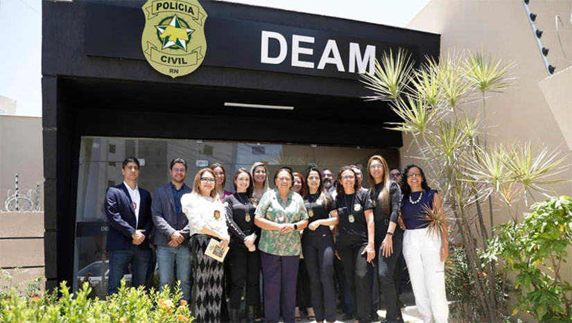 Imagem 1 - ‘Mulher não foi feita pra apanhar, pra ser desrespeitada. Mulher foi feita pra viver uma vida sem violência’. A governadora Fátima Bezerra entregou, na manhã desta quinta-feira (28), reforma do prédio que abriga a Delegacia da Mulher (Deam) da cidade de Mossoró, e inaugurou a nova Delegacia Especializada na Proteção da Criança e do Adolescente (DPCA). As duas especializadas ficarão abrigadas no mesmo prédio, sob a responsabilidade da delegada Luana Vidal. Na ocasião, a governadora falou sobre o trabalho que vem sendo desenvolvido para combater a violência no estado, com ampliação do número de delegacias especializadas e na quantidade de policiais nas ruas e nos serviços de inteligência. Imagem 1 - ‘Mulher não foi feita pra apanhar, pra ser desrespeitada. Mulher foi feita pra viver uma vida sem violência’. A governadora Fátima Bezerra entregou, na manhã desta quinta-feira (28), reforma do prédio que abriga a Delegacia da Mulher (Deam) da cidade de Mossoró, e inaugurou a nova Delegacia Especializada na Proteção da Criança e do Adolescente (DPCA). As duas especializadas ficarão abrigadas no mesmo prédio, sob a responsabilidade da delegada Luana Vidal. Na ocasião, a governadora falou sobre o trabalho que vem sendo desenvolvido para combater a violência no estado, com ampliação do número de delegacias especializadas e na quantidade de policiais nas ruas e nos serviços de inteligência.