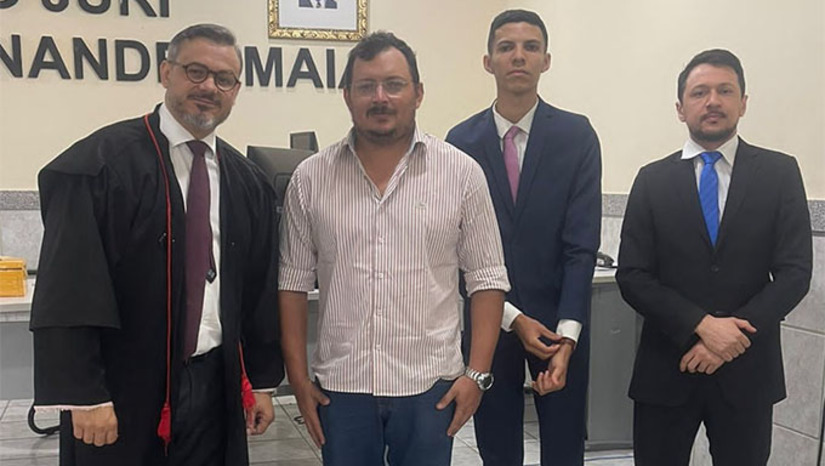 Imagem 1 - Apesar da vítima Jailton Felipe de Oliveira apontar o réu Marcelo Martins Veras Filho como autor dos disparos e até revelar o motivo, a própria promotora de Justiça Engrácia Monteiro, após as oitivas no plenário do Tribunal do Júri Popular, nesta quinta-feira, 28, decidiu por não recomendar a condenação do réu, alegando ausência de provas. A defesa, composta pelos advogados Fernando Branca, Darwin Sales e Paulo Sérgio, seguraram tese de negativa de autoria. O júri começou às 9h e terminou às 13, sob a presidência da juíza Érica Sousa Correa Oliveira. Imagem 1 - Apesar da vítima Jailton Felipe de Oliveira apontar o réu Marcelo Martins Veras Filho como autor dos disparos e até revelar o motivo, a própria promotora de Justiça Engrácia Monteiro, após as oitivas no plenário do Tribunal do Júri Popular, nesta quinta-feira, 28, decidiu por não recomendar a condenação do réu, alegando ausência de provas. A defesa, composta pelos advogados Fernando Branca, Darwin Sales e Paulo Sérgio, seguraram tese de negativa de autoria. O júri começou às 9h e terminou às 13, sob a presidência da juíza Érica Sousa Correa Oliveira.