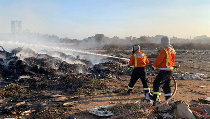 Imagem 1 -  “Um apelo para que as pessoas não toquem fogo, nem aqui e nem em outros locais”, pede sargento do CBM. De acordo com o Sargento Sharlon, todos os dias uma guarnição do Corpo de Bombeiros é acionada para um lixão, localizado atrás da Unidade de Pronto Atendimento do Bairro Belo Horizonte, para apagar focos de incêndio. No pouco tempo em que a reportagem do MOSSORÓ HOJE esteve no local, acompanhando o trabalho dos bombeiros, na tarde desta quinta-feira (28),foi possível observar diversas carroças se aproximando e jogando entulhos no terreno. É justamente nesse lixo acumulado que as pessoas vêm tocando fogo e causando grandes transtornos para a população que vive ao redor e até para quem está internado na unidade de saúde.