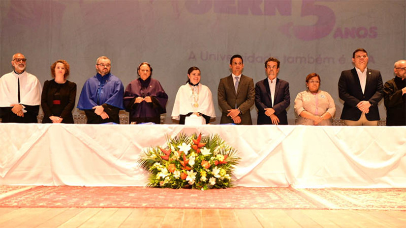 Imagem 1 -  “É a Uern que leva o professor que chega até as escolas da rede municipal”, diz Allyson Bezerra. O prefeito Allyson Bezerra prestigiou a Assembleia Universitária em comemoração aos 55 anos da Universidade do Estado do Rio Grande do Norte, realizada nesta quinta-feira (28), no Teatro Dix-huit Rosado. Na ocasião, o prefeito de Mossoró, Allyson Bezerra, ressaltou a importância da instituição para a cidade e todo o RN e lembrou a participação da Uern em projetos desenvolvidos pela Prefeitura, mencionando, por exemplo, o suporte oferecido pelos estagiários oriundos da universidade aos alunos com deficiência matriculados na rede municipal.