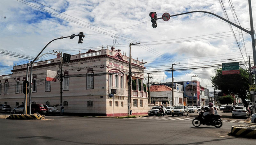 Imagem 1 - Sefaz reforça que a oitava e última parcela do IPTU de Mossoró vence nesta sexta-feira, 29. O IPTU é um tributo municipal cobrado anualmente e o valor arrecadado possibilita a ampliação de obras, serviços e ações por parte da Prefeitura Municipal de Mossoró. Para emitir o boleto, o contribuinte pode solicitar no WhatsApp disponibilizado pela Secretaria da Fazenda, que é o (84) 9 8827 4890 ou acessar o portal do contribuinte no link contribuinte.mossoro.rn.gov.br e informar o número da inscrição imobiliária. Ele pode ser encontrado em carnês antigos. Imagem 1 - Sefaz reforça que a oitava e última parcela do IPTU de Mossoró vence nesta sexta-feira, 29. O IPTU é um tributo municipal cobrado anualmente e o valor arrecadado possibilita a ampliação de obras, serviços e ações por parte da Prefeitura Municipal de Mossoró. Para emitir o boleto, o contribuinte pode solicitar no WhatsApp disponibilizado pela Secretaria da Fazenda, que é o (84) 9 8827 4890 ou acessar o portal do contribuinte no link contribuinte.mossoro.rn.gov.br e informar o número da inscrição imobiliária. Ele pode ser encontrado em carnês antigos.