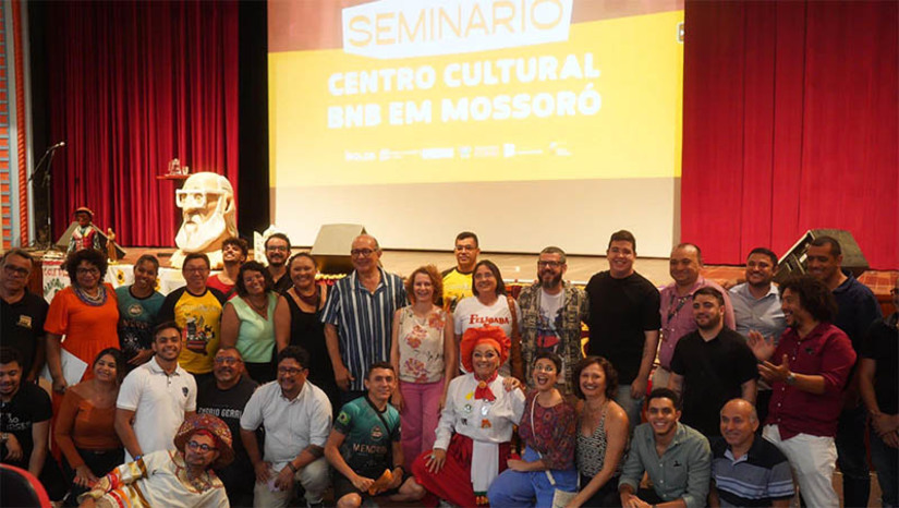 Imagem 1 - “Nossa cultura vai ser transformada” afirma Isolda em seminário sobre o Centro Cultura do BNB em Mossoró. A deputada estadual Isolda Dantas, em parceria com a UERN e a Secretaria de Cultura do RN, realizou a primeira reunião do Banco do Nordeste com artistas de Mossoró de diversas expressões culturais para discutir a concretização do Centro Cultural do Banco do Nordeste no Teatro Lauro Monte Filho. Este encontro inédito revelou o potencial transformador do Centro Cultural do Banco do Nordeste para Mossoró, com um impacto significativamente positivo previsto para a produção, circulação e acesso à cultura não apenas na cidade, mas em toda a região e no estado do Rio Grande do Norte. Imagem 1 - “Nossa cultura vai ser transformada” afirma Isolda em seminário sobre o Centro Cultura do BNB em Mossoró. A deputada estadual Isolda Dantas, em parceria com a UERN e a Secretaria de Cultura do RN, realizou a primeira reunião do Banco do Nordeste com artistas de Mossoró de diversas expressões culturais para discutir a concretização do Centro Cultural do Banco do Nordeste no Teatro Lauro Monte Filho. Este encontro inédito revelou o potencial transformador do Centro Cultural do Banco do Nordeste para Mossoró, com um impacto significativamente positivo previsto para a produção, circulação e acesso à cultura não apenas na cidade, mas em toda a região e no estado do Rio Grande do Norte.
