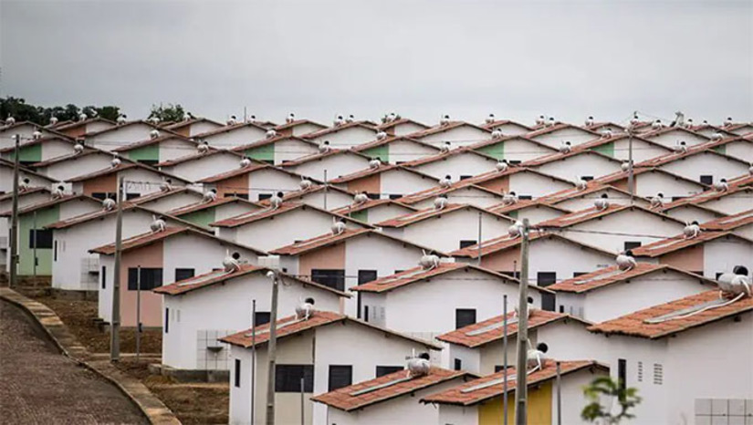 Imagem 1 - Além desta mudança, que vai beneficiar milhares de brasileiros em situação de pobreza, a partir de agora, os participantes do Programa Minha Casa, Minha Vida, das faixas 1 e 2 nas modalidades urbana, rural e entidades sem fins lucrativos, pagarão parcelas máximas entre 10% e pouco menos de 15% da renda familiar na participação financeira do imóvel. As novas regras foram publicadas nesta quinta-feira (28) pelo Ministério das Cidades, no Diário Oficial da União (Foto ilustrativa). Imagem 1 - Além desta mudança, que vai beneficiar milhares de brasileiros em situação de pobreza, a partir de agora, os participantes do Programa Minha Casa, Minha Vida, das faixas 1 e 2 nas modalidades urbana, rural e entidades sem fins lucrativos, pagarão parcelas máximas entre 10% e pouco menos de 15% da renda familiar na participação financeira do imóvel. As novas regras foram publicadas nesta quinta-feira (28) pelo Ministério das Cidades, no Diário Oficial da União (Foto ilustrativa).