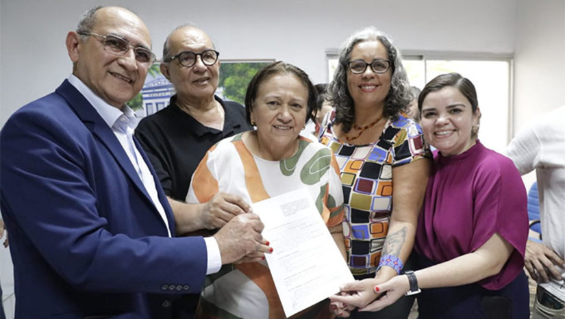 Imagem 1 -  A governadora Fátima Bezerra assinou nesta sexta-feira (29), em solenidade realizada na Reitoria da Universidade do Estado do Rio Grande do Norte (UERN), o Termo de Cessão do Teatro Lauro Monte Filho para a instalação do Centro Cultural do Banco do Nordeste em Mossoró.   O Teatro Estadual será transformado em Centro Cultural do Banco do Nordeste. O investimento inicial será de R$ 1,5 milhão, já a partir do próximo ano, para transformar a estrutura num polo para espetáculos que vão circular também nos demais centros culturais do BNB em várias capitais do Nordeste Brasileiro.