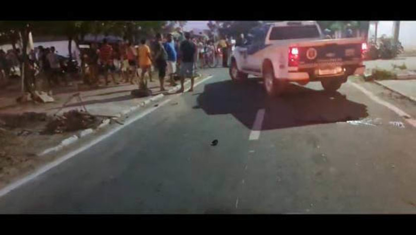 Imagem 1 -  Criança de 5 anos morre ao ser atingida por um motoqueiro que andava fazendo o “grau”. O caso aconteceu por volta das 17h deste domingo (1º), no bairro Santo Antônio, em Mossoró. A vítima, Antony Luan Fernandes Guedes, de 5 anos, estava trafegando com o pai e um irmão de apenas 6 anos, em uma motocicleta, quando o veículo foi atingido por outra motocicleta, ocupada por dois homens. De acordo com o delegado Renato Oliveira, os suspeitos trafegavam em alta velocidade, na contramão e empinando o pneu dianteiro da motocicleta, manobra proibida, conhecida como “grau”. O pai e os dois filhos foram socorridos, mas Antony acabou não resistindo. Já os suspeitos fugiram do local, mas já foram identificados pela polícia e deverão ser indiciados pelo crime de homicídio doloso, já que assumiram o risco de provocar mortes pela forma como conduziram a motocicleta.