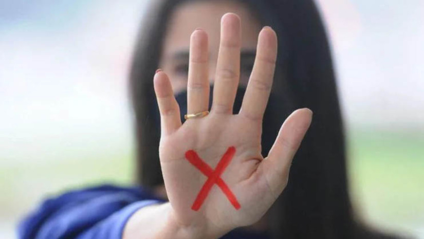 Imagem 1 -  Homem é preso por importunar sexualmente uma mulher durante o desfile de 30 de Setembro. O suspeito teria tentado agarrar a vítima, que assistia o desfile, no sábado (30), e ainda teria baixado o calção e esfregado seu órgão sexual na mulher. Ao ser denunciado, ele acabou sendo preso pela GCM e levado para a delegacia de plantão, onde foi autuado por importunação sexual. O crime tem pena prevista de 1 a 5 anos de reclusão, não cabendo o pagamento de fiança. Após ser ouvido, o suspeito foi encaminhado para a cadeia pública de Mossoró, onde ficará à disposição da justiça.