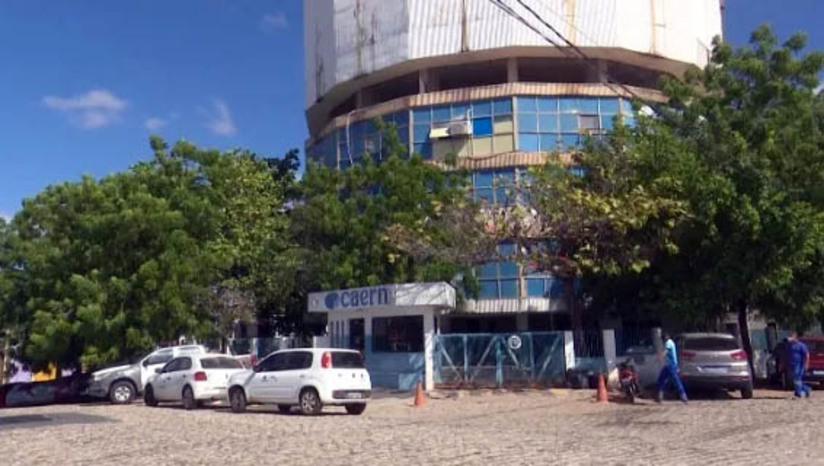 Imagem 1 - Prefeitura e Caern alinham ações de curto e médio prazo para melhorar abastecimento de Mossoró. A estimativa é que nos próximos 90 dias a população observe uma melhor distribuição de água. Dentre as ações de curto prazo, já em curso, estão a otimização dos poços, aumento de vazão da adutora Jerônimo Rosado, maior integração da rede de distribuição, além da instalação de dois poços no Rincão e no Aeroporto. Imagem 1 - Prefeitura e Caern alinham ações de curto e médio prazo para melhorar abastecimento de Mossoró. A estimativa é que nos próximos 90 dias a população observe uma melhor distribuição de água. Dentre as ações de curto prazo, já em curso, estão a otimização dos poços, aumento de vazão da adutora Jerônimo Rosado, maior integração da rede de distribuição, além da instalação de dois poços no Rincão e no Aeroporto.