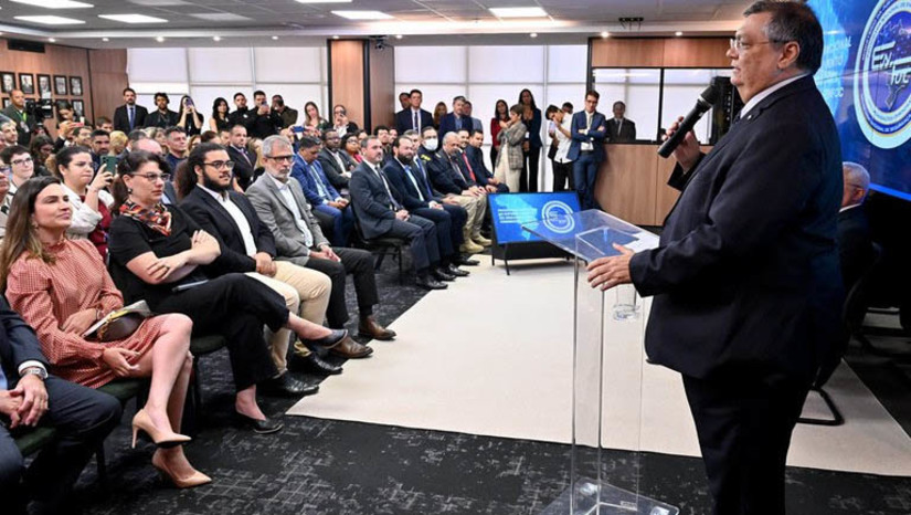 Imagem 1 -  Programa nacional de enfrentamento às organizações Criminosas terá investimento de R$ 900 milhões. O Programa ENFOC foi lançado nesta segunda-feira (2). Estruturado em três ciclos (2023-2024, 2024-2025 e 2025-2026), ele contará com cinco eixos de atuação: interação institucional e informacional; eficiência dos órgãos policiais; trabalho em portos, aeroportos e fronteiras; eficiência do sistema de justiça e cooperação entre os entes. "Esse plano não é uma resposta às crises, mas é útil ao enfrentamento. E qual é o centro da nossa preocupação? O enfoque, a ênfase contra as organizações criminosas, a partir de um duplo pilar: inteligência e investigação”, disse Flávio Dino, ministro da Justiça e Segurança Pública.