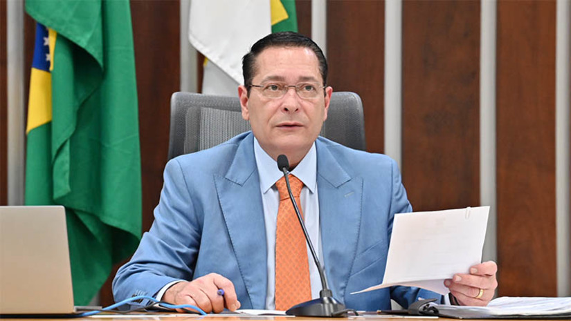 Imagem 1 -  Ezequiel atende pedido de Lawrence e requer  ações em segurança, saúde e transporte para Mossoró. Na área da segurança, o deputado solicitou à Sesed o aumento do efetivo policial, a fim de fortalecer o patrulhamento ostensivo da região. Para a saúde, Ezequiel requereu a disponibilidade de um veículo modelo ambulância para o município, além da disponibilidade de um carro fumacê para atuar no combate ao mosquito Aedes aegypti. Além disso, solicitou a disponibilidade de um ônibus escolar para atender aos estudantes que residem na zona rural do município.