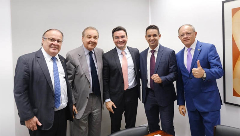 Imagem 1 - Prefeito de Mossoró apresenta potencial do MCJ ao ministro do Turismo Celso Sabino. Allyson Bezerra está cumprindo agenda em Brasília, visitando deputados federais, passando por ministérios e apresentando projetos em busca de recursos para Mossoró. “Estamos aqui em Brasília buscando apoios e recursos para levar para Mossoró. Agradecemos o Ministro Celso Sabino que nos recebeu, ouviu nossas demandas e se prontificou em contribuir com o nosso município,” disse o prefeito. Imagem 1 - Prefeito de Mossoró apresenta potencial do MCJ ao ministro do Turismo Celso Sabino. Allyson Bezerra está cumprindo agenda em Brasília, visitando deputados federais, passando por ministérios e apresentando projetos em busca de recursos para Mossoró. “Estamos aqui em Brasília buscando apoios e recursos para levar para Mossoró. Agradecemos o Ministro Celso Sabino que nos recebeu, ouviu nossas demandas e se prontificou em contribuir com o nosso município,” disse o prefeito.