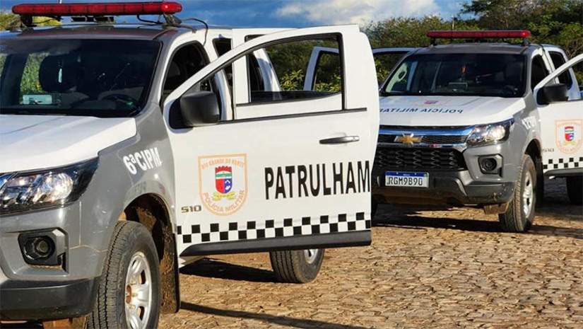 Imagem 1 - Idoso de 75 anos é preso por explorar sexualmente uma adolescente e mantê-la em cárcere, em Apodi. O resgate da menor, realizado pela 6ª Companhia Independente da Polícia Militar (6ª CIPM) e agentes da Polícia Civil, aconteceu nesta quarta-feira (4), após as forças de segurança receberem uma denúncia anônima que levou as autoridades ao local onde a vítima estava sendo mantida em cárcere e onde aconteciam os abusos. Tanto o suspeito quanto a menina foram conduzidos à Delegacia de Apodi, onde um auto de prisão em flagrante foi formalizado. Todo o procedimento foi acompanhado pelo Conselho Tutelar de Apodi, garantindo assim que os direitos da vítima fossem respeitados e que as medidas necessárias fossem tomadas para seu bem-estar. Imagem 1 - Idoso de 75 anos é preso por explorar sexualmente uma adolescente e mantê-la em cárcere, em Apodi. O resgate da menor, realizado pela 6ª Companhia Independente da Polícia Militar (6ª CIPM) e agentes da Polícia Civil, aconteceu nesta quarta-feira (4), após as forças de segurança receberem uma denúncia anônima que levou as autoridades ao local onde a vítima estava sendo mantida em cárcere e onde aconteciam os abusos. Tanto o suspeito quanto a menina foram conduzidos à Delegacia de Apodi, onde um auto de prisão em flagrante foi formalizado. Todo o procedimento foi acompanhado pelo Conselho Tutelar de Apodi, garantindo assim que os direitos da vítima fossem respeitados e que as medidas necessárias fossem tomadas para seu bem-estar.