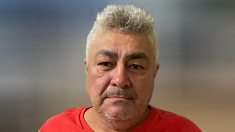 Imagem 1 - Polícia prende condenado por tentar matar a ex-esposa no ano de 2013, em Mossoró. Nazareno Martins Soares foi condenado em júri popular realizado no ano de 2018, por ter atirado na ex-esposa, pelas costas, na frente de um adolescente, filho dela. A vítima conseguiu sobreviver porque o menor pediu socorro a tempo. O autor do crime estava foragido desde a sentença, tendo sido preso nesta quinta-feira (4), no bairro Doze Anos, em Mossoró, em uma ação da Divisão Especializada de Investigação e Combate ao Crime Organizado (DEICOR), com apoio da Força Integrada de Combate ao Crime Organizado (FICCO). Imagem 1 - Polícia prende condenado por tentar matar a ex-esposa no ano de 2013, em Mossoró. Nazareno Martins Soares foi condenado em júri popular realizado no ano de 2018, por ter atirado na ex-esposa, pelas costas, na frente de um adolescente, filho dela. A vítima conseguiu sobreviver porque o menor pediu socorro a tempo. O autor do crime estava foragido desde a sentença, tendo sido preso nesta quinta-feira (4), no bairro Doze Anos, em Mossoró, em uma ação da Divisão Especializada de Investigação e Combate ao Crime Organizado (DEICOR), com apoio da Força Integrada de Combate ao Crime Organizado (FICCO).