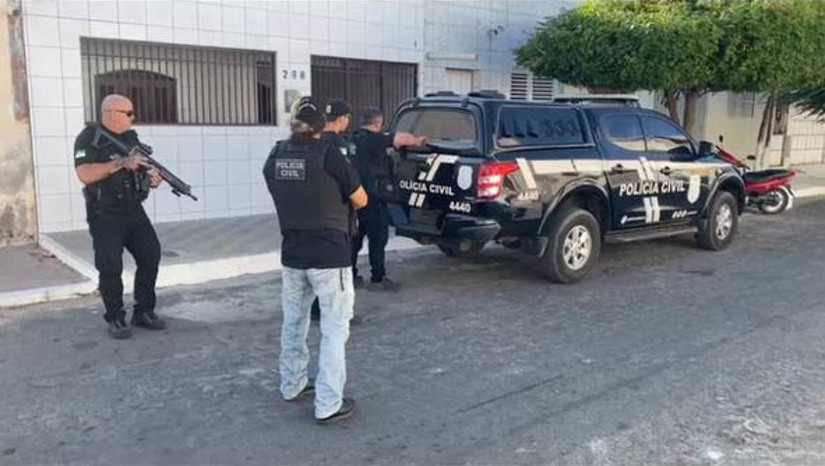 Imagem 1 - Investigado por dois homicídios e uma tentativa, além de tráfico de drogas é preso em Areia Branca. Contra Ítalo Silva de Mendonça, de 18 anos, havia dois mandados de prisão em aberto, que foram cumpridos pelas equipes da 42ª Delegacia de Polícia Civil (DP de Areia Branca), em ação conjunta com equipe da Divisão Especializada de Investigação e Combate ao Crime Organizado (DEICOR). Após a prisão, ele confessou o homicídio de duas pessoas e a tentativa de homicídio de uma terceira vítima, crimes que teriam sido cometidos quando ainda era menor. Ítalo, que ainda responde por tráfico de drogas, foi também foi preso em flagrante por porte ilegal de arma de fogo. Imagem 1 - Investigado por dois homicídios e uma tentativa, além de tráfico de drogas é preso em Areia Branca. Contra Ítalo Silva de Mendonça, de 18 anos, havia dois mandados de prisão em aberto, que foram cumpridos pelas equipes da 42ª Delegacia de Polícia Civil (DP de Areia Branca), em ação conjunta com equipe da Divisão Especializada de Investigação e Combate ao Crime Organizado (DEICOR). Após a prisão, ele confessou o homicídio de duas pessoas e a tentativa de homicídio de uma terceira vítima, crimes que teriam sido cometidos quando ainda era menor. Ítalo, que ainda responde por tráfico de drogas, foi também foi preso em flagrante por porte ilegal de arma de fogo.