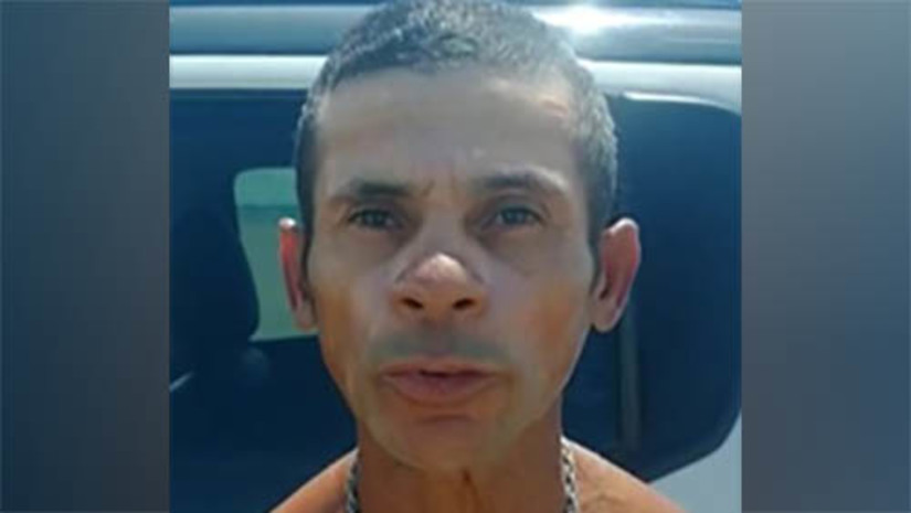 Imagem 1 - Homem é assassinado a tiros por suspeitos que procuravam o sobrinho dele, na praia de São Cristóvão. Antônio Cardoso de Oliveira, conhecido como “Batalha”, de 42 anos, foi alvejado por disparos de espingarda calibre 12, na cabeça. O crime aconteceu na madrugada desta quinta-feira (5). Segundo informações da Polícia Militar, criminosos armados renderam a vítima e perguntaram sobre o seu sobrinho, conhecido como Nininho, ao não obter respostas, logo efetuaram vários disparos atingindo a vítima, que foi a óbito no local. Os suspeitos fugiram em seguida. A delegacia de Areia Branca vai investigar o caso. Imagem 1 - Homem é assassinado a tiros por suspeitos que procuravam o sobrinho dele, na praia de São Cristóvão. Antônio Cardoso de Oliveira, conhecido como “Batalha”, de 42 anos, foi alvejado por disparos de espingarda calibre 12, na cabeça. O crime aconteceu na madrugada desta quinta-feira (5). Segundo informações da Polícia Militar, criminosos armados renderam a vítima e perguntaram sobre o seu sobrinho, conhecido como Nininho, ao não obter respostas, logo efetuaram vários disparos atingindo a vítima, que foi a óbito no local. Os suspeitos fugiram em seguida. A delegacia de Areia Branca vai investigar o caso.