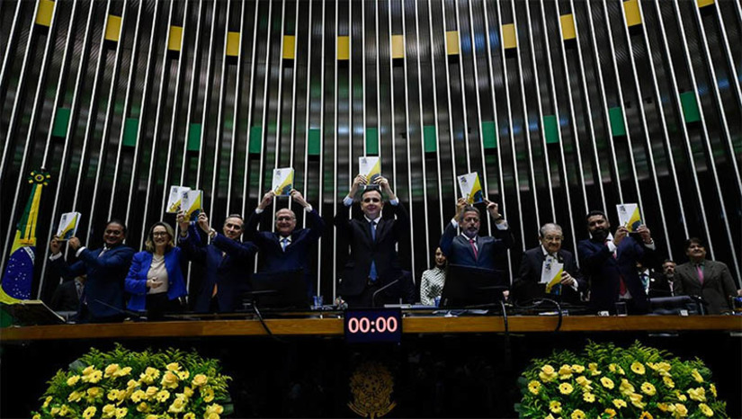 Imagem 1 - “A maior obra legislativa já realizada em benefício da nação”, diz Alckmin sobre a constituição de 1988. Uma sessão solene do Congresso Nacional celebrou nesta quinta-feira (5) os 35 anos da Constituição Federal, promulgada pela Assembleia Nacional Constituinte em 5 de outubro de 1988. A cerimônia contou com a presença de representantes dos Poderes Legislativo, Executivo e Judiciário, que destacaram o papel da Carta Magna como um marco na redemocratização do país, após mais de duas décadas de ditadura militar. O vice-presidente da República, Geraldo Alckmin, que atuou como deputado federal constituinte, lembrou a participação do presidente Luiz Inácio Lula da Silva na Assembleia Nacional Constituinte, instalada em 1987 e reforçou a importância do documento. Imagem 1 - “A maior obra legislativa já realizada em benefício da nação”, diz Alckmin sobre a constituição de 1988. Uma sessão solene do Congresso Nacional celebrou nesta quinta-feira (5) os 35 anos da Constituição Federal, promulgada pela Assembleia Nacional Constituinte em 5 de outubro de 1988. A cerimônia contou com a presença de representantes dos Poderes Legislativo, Executivo e Judiciário, que destacaram o papel da Carta Magna como um marco na redemocratização do país, após mais de duas décadas de ditadura militar. O vice-presidente da República, Geraldo Alckmin, que atuou como deputado federal constituinte, lembrou a participação do presidente Luiz Inácio Lula da Silva na Assembleia Nacional Constituinte, instalada em 1987 e reforçou a importância do documento.