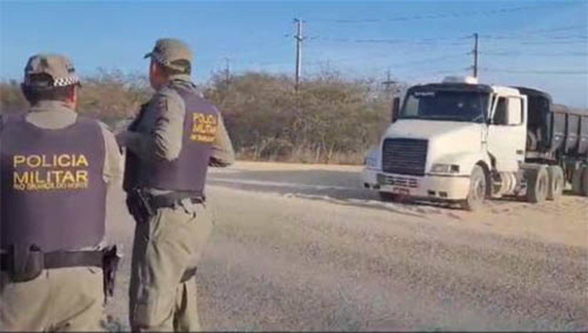 Imagem 1 -  Motorista é morto a tiros dentro de caminhão na RN 015, saída de Mossoró para Baraúna. O crime aconteceu na tarde desta sexta-feira. O corpo da vítima, identificada até o momento apenas como “Marujo”, foi encontrado dentro do veículo, nas proximidades da antiga fazenda dos Porcinos. De acordo com a polícia militar, uma guarnição foi acionada e, chegando ao local, ainda acionou o Samu, mas o motorista já estava em óbito. Populares que estavam nas proximidades informaram que ouviram os disparos, mas que não viram suspeitos. A DHPP vai investigar o caso.