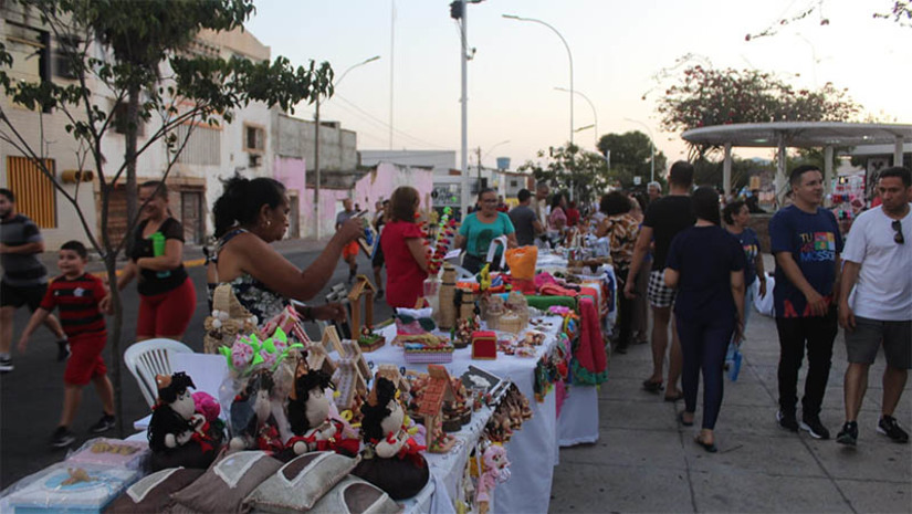 Imagem 1 - Projeto “Arte Potiguar” é iniciado com a Feira Semanal de Artesanato no Memorial da Resistência. A iniciativa é realizada pela Secretaria Municipal de Desenvolvimento Econômico, Inovação e Turismo (SEDINT). Ao todo, 90 artesãos do município estão habilitados para participarem do projeto e exporem suas produções no local. Houve um chamamento público de todos os artesãos do município, cadastrados no Sistema Nacional de Cadastro dos Artesãos do Brasil (SICAB). A feira de artesanato no Memorial da Resistência ocorrerá aos sábados e domingos, das 16h às 20h. Imagem 1 - Projeto “Arte Potiguar” é iniciado com a Feira Semanal de Artesanato no Memorial da Resistência. A iniciativa é realizada pela Secretaria Municipal de Desenvolvimento Econômico, Inovação e Turismo (SEDINT). Ao todo, 90 artesãos do município estão habilitados para participarem do projeto e exporem suas produções no local. Houve um chamamento público de todos os artesãos do município, cadastrados no Sistema Nacional de Cadastro dos Artesãos do Brasil (SICAB). A feira de artesanato no Memorial da Resistência ocorrerá aos sábados e domingos, das 16h às 20h.