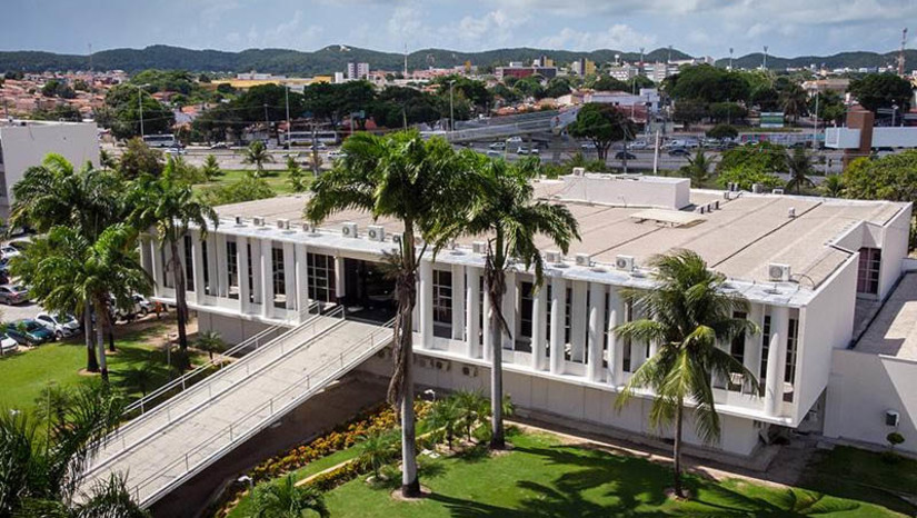Imagem 1 -  Governo do RN decreta ponto facultativo no dia 13 de outubro; gestores poderão decidir sobre a adesão. De acordo com o decreto publicado no DOE, o ponto facultativo “não se estende às forças policiais civis e militares, às unidades e serviços considerados essenciais que, por sua natureza, não possam ser paralisados ou interrompidos”. Além disso, competirá aos dirigentes máximos dos órgãos e entidades da Administração Indireta, Autárquica e Fundacional do Estado dispor sobre a adesão ao ponto facultativo.