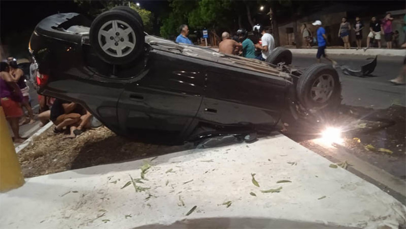 Imagem 1 - Condutor embriagado colide em duas motocicletas e capota carro na BR 405, em Mossoró. O caso aconteceu na noite deste domingo (8), no bairro Aeroporto, no acesso à Rua Antônio Vieira de Sá. De acordo com informações da PRF, um jovem de 18 anos, condutor de um Classic verde perdeu o controle do veículo e colidiu em duas motocicletas. O teste do bafômetro resultou no valor de 1,02 miligramas de álcool por litro de ar expelido pelos pulmões. O motorista foi preso e a ocorrência foi encaminhada à Delegacia de Plantão da Polícia Civil em Mossoró/RN. Não houve óbitos. Imagem 1 - Condutor embriagado colide em duas motocicletas e capota carro na BR 405, em Mossoró. O caso aconteceu na noite deste domingo (8), no bairro Aeroporto, no acesso à Rua Antônio Vieira de Sá. De acordo com informações da PRF, um jovem de 18 anos, condutor de um Classic verde perdeu o controle do veículo e colidiu em duas motocicletas. O teste do bafômetro resultou no valor de 1,02 miligramas de álcool por litro de ar expelido pelos pulmões. O motorista foi preso e a ocorrência foi encaminhada à Delegacia de Plantão da Polícia Civil em Mossoró/RN. Não houve óbitos.