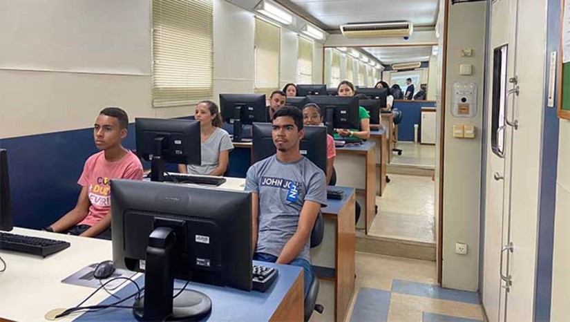Imagem 1 - Iniciou nesta segunda-feira (09), o curso de informática básica e sistema operacional e MS Office promovido através da parceria entre Prefeitura de Grossos e Fecomércio RN. Suas duas turmas formadas por 28 alunos nos turnos matutino e espertino. No total, serão 100 horas aulas. O curso tem como objetivo democratizar o acesso à educação profissional, por meio do Programa Senac Móvel. Durante 30 dias a carreta-escola ficará estacionada no centro da cidade, na Travessa Souza Machado, em frente a Prefeitura Municipal de Grossos. Imagem 1 - Iniciou nesta segunda-feira (09), o curso de informática básica e sistema operacional e MS Office promovido através da parceria entre Prefeitura de Grossos e Fecomércio RN. Suas duas turmas formadas por 28 alunos nos turnos matutino e espertino. No total, serão 100 horas aulas. O curso tem como objetivo democratizar o acesso à educação profissional, por meio do Programa Senac Móvel. Durante 30 dias a carreta-escola ficará estacionada no centro da cidade, na Travessa Souza Machado, em frente a Prefeitura Municipal de Grossos.