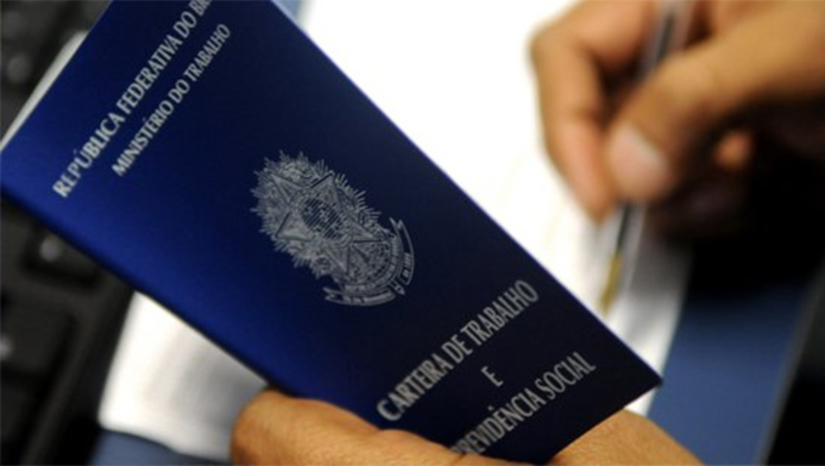 Imagem 1 - Os números registrados no acumulado em 2023, de janeiro a agosto, reforçam o crescimento do saldo de empregos de Mossoró em relação ao ano passado. O destaque é o segmento do Comércio, que viu o número de novas carteiras de trabalho assinadas sair de 40 para 404 (+910%); enquanto os negócios que atuam com Serviços apresentaram saldo de 2.905 vagas até o oitavo mês do ano – 569 postos de trabalho (+24,4%) a mais do que em 2022, quando o setor somava 2.336 vagas. A projeção é que até o final do ano, as empresas da capital do Oeste terminem 2023 com um saldo positivo de 6 mil empregos formais, um crescimento de aproximadamente 50% em relação ao desempenho observado no ano passado. Imagem 1 - Os números registrados no acumulado em 2023, de janeiro a agosto, reforçam o crescimento do saldo de empregos de Mossoró em relação ao ano passado. O destaque é o segmento do Comércio, que viu o número de novas carteiras de trabalho assinadas sair de 40 para 404 (+910%); enquanto os negócios que atuam com Serviços apresentaram saldo de 2.905 vagas até o oitavo mês do ano – 569 postos de trabalho (+24,4%) a mais do que em 2022, quando o setor somava 2.336 vagas. A projeção é que até o final do ano, as empresas da capital do Oeste terminem 2023 com um saldo positivo de 6 mil empregos formais, um crescimento de aproximadamente 50% em relação ao desempenho observado no ano passado.