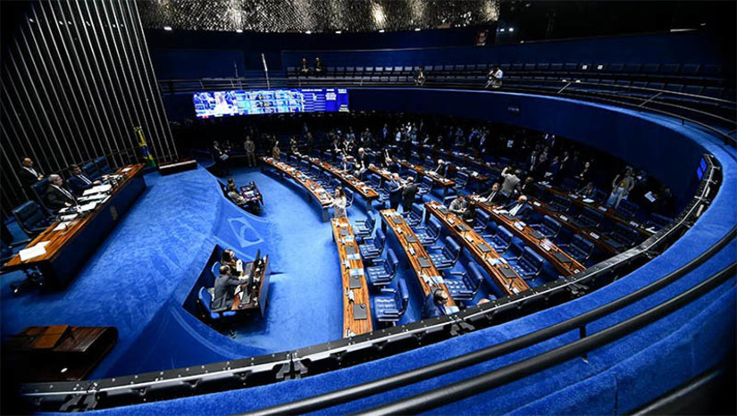 Imagem 1 -  [COLUNA ESPLANADA] A menos de dez dias da apresentação do relatório, a Reforma Tributária se arrasta no Senado permeada por incertezas e gargalos. Representantes do setor de serviços fizeram chegar ao relator, senador Eduardo Braga (MDB-AM), que as mudanças nas regras podem causar desemprego e fechamento de empresas. Isso porque, atualmente, o setor contribui com uma carga tributária nominal de 14,25% que pode ser elevada para 25%, caso não haja mudanças no texto aprovado na Câmara. Prefeitos e representantes de entidades municipalistas também vão intensificar o corpo a corpo no Senado nos próximos dias. Querem a inclusão, no texto da PEC da Reforma, de dispositivos para impedir que prefeituras tenham perda de arrecadação com a futura unificação de impostos.